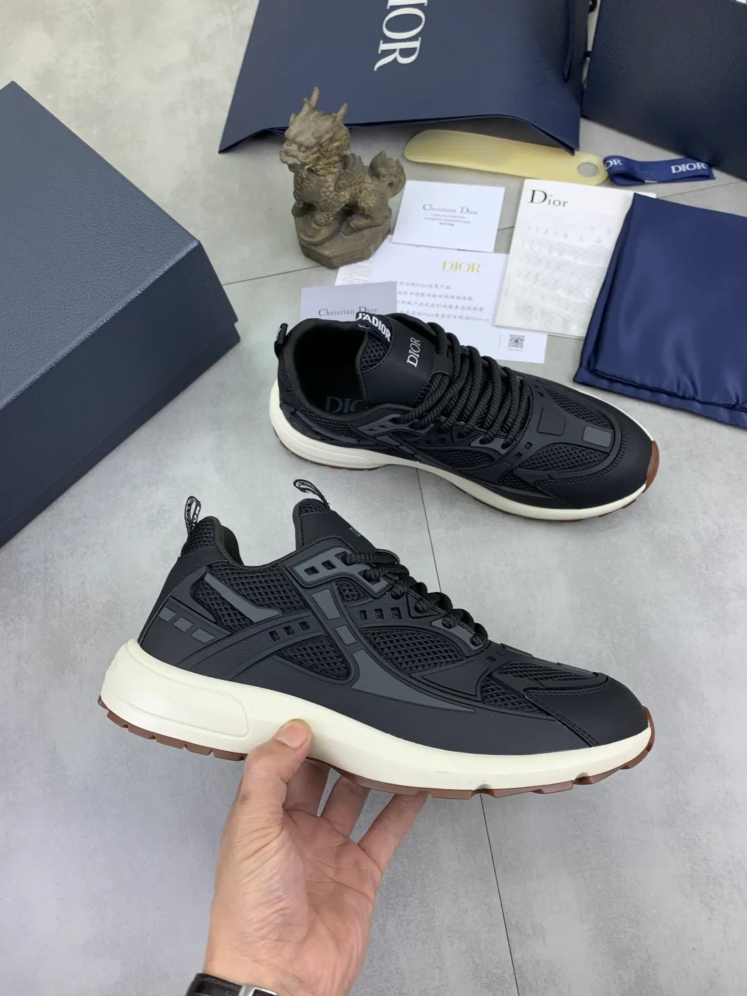 Men's Men's Shoes P600💰💎💎💎Top quality DIOR men's low-top sneakers series Newly launched this season, this low-top sneaker is one of the flagship styles of the series. Crafted from cowhide leather uppers combined with mesh and white technical fabric, it's finished with reflective graphic logos. Featuring logos on the heel and tongue, the extra-light sculpted rubber sole with signature embellishments enhances style, and internal stretch details create an ideal comfort fit that pairs well with a variety of casual looks. Shows fashionable and modern sports style Size:39-45 (38 46 customized)